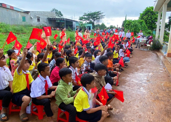 Tiếp sức học sinh nghèo vùng biên giới -0