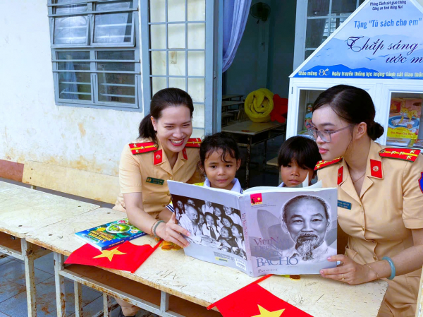Tiếp sức học sinh nghèo vùng biên giới -0