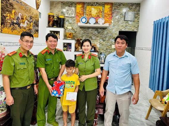 Tiếp sức học sinh nghèo vùng biên giới -0