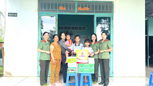 Tiếp sức học sinh nghèo vùng biên giới -0
