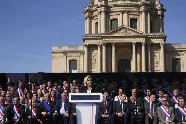 Khủng hoảng chính phủ ở Pháp thách thức khả năng cầm quyền của Tổng thống Macron -1