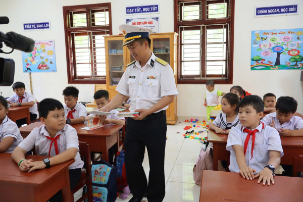 Sôi nổi lễ khai giảng năm học mới ở Đặc khu Trường Sa -0