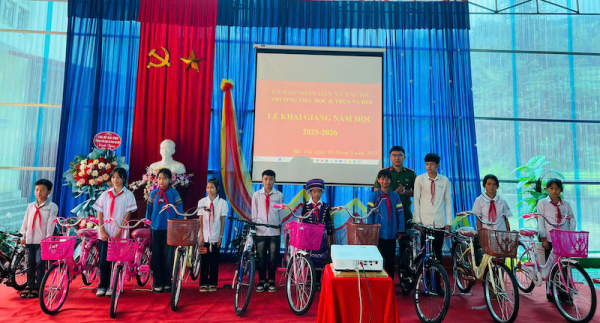 Công an xã trao tặng 25 chiếc xe đạp và 10 suất học bổng, trị giá khoảng 100 triệu đồng cho học sinh có hoàn cảnh khó khăn -0