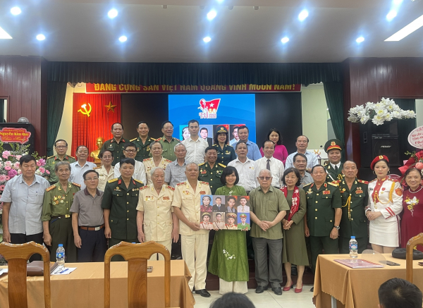 Ban liên lạc Công an chi viện chiến trường miền Nam trao tặng di ảnh chân dung anh hùng, liệt sĩ cho bảo tàng -0
