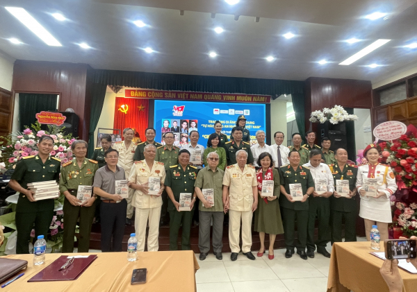 Ban liên lạc Công an chi viện chiến trường miền Nam trao tặng di ảnh chân dung anh hùng, liệt sĩ cho bảo tàng -0