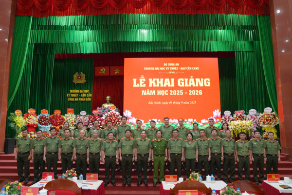 Thứ trưởng Lê Văn Tuyến dự lễ khai giảng tại -0