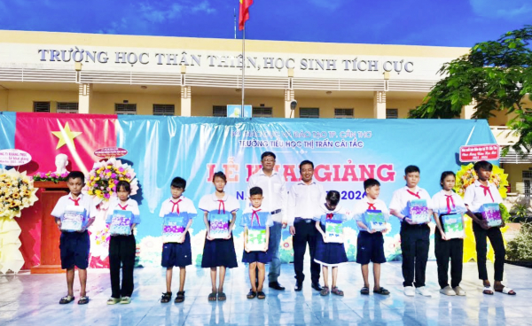 Sách giáo khoa của Nhà xuất bản Giáo dục Việt Nam kịp thời đến với học sinh vùng khó -0