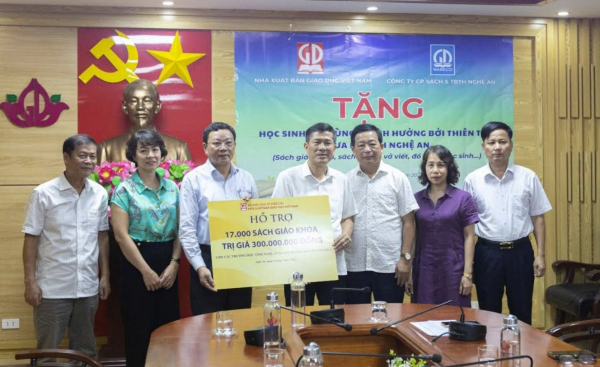 Sách giáo khoa của Nhà xuất bản Giáo dục Việt Nam kịp thời đến với học sinh vùng khó -1