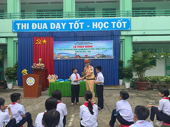 Tuyên truyền, ký kết chấp hành Luật Giao thông cho học sinh đầu năm học mới -0