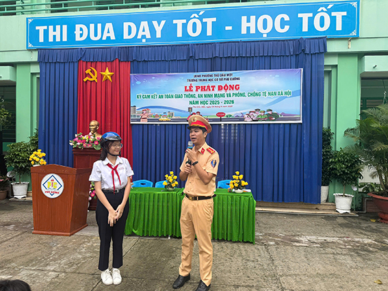 Tuyên truyền, ký kết chấp hành Luật Giao thông cho học sinh đầu năm học mới -1