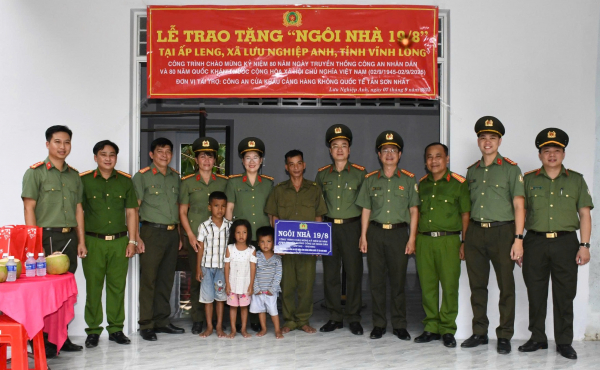 Công an Cửa khẩu Cảng HKQT Tân Sơn Nhất trao tặng nhà 19/8 tại Vĩnh Long  -0
