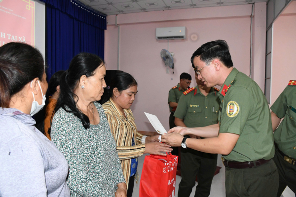 Công an Cửa khẩu Cảng HKQT Tân Sơn Nhất trao tặng nhà 19/8 tại Vĩnh Long  -1