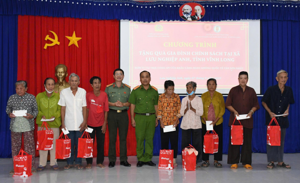 Công an Cửa khẩu Cảng HKQT Tân Sơn Nhất trao tặng nhà 19/8 tại Vĩnh Long  -2