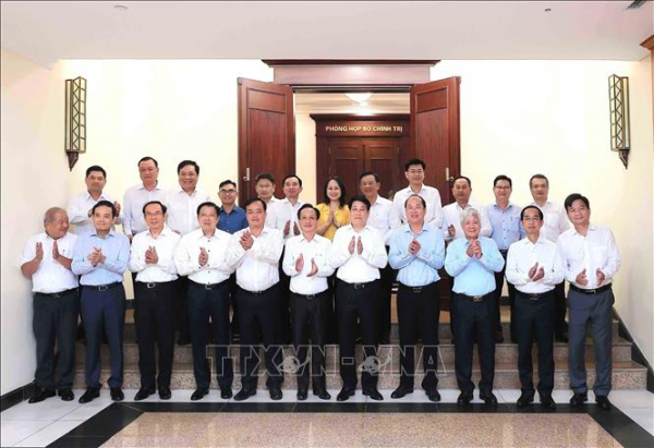 Bộ Chính trị cho ý kiến về công tác chuẩn bị Đại hội Đảng bộ tỉnh Cà Mau và Hưng Yên  -0