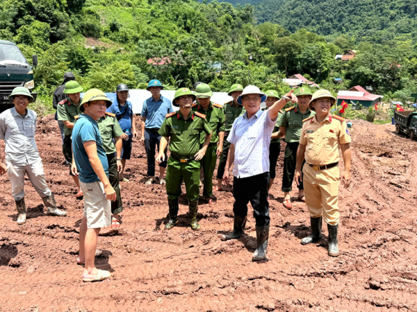“Chạy đua” với thời gian xây nhà, trường học ở miền Tây xứ Nghệ -0