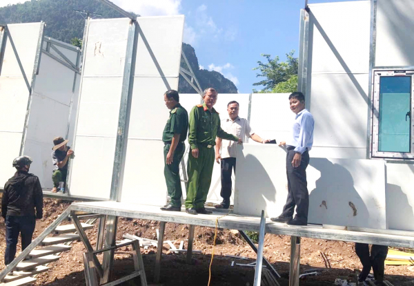 “Chạy đua” với thời gian xây nhà, trường học ở miền Tây xứ Nghệ -0