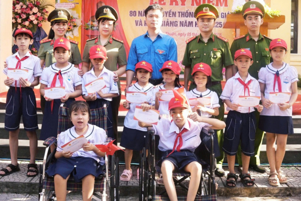 Nhiều hoạt động nhân văn của Công an Quảng Trị đồng hành cùng học sinh  -0