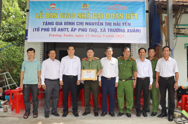 Báo CAND trao nhà đại đoàn kết cho thành viên tham gia bảo vệ ANTT ở cơ sở -0