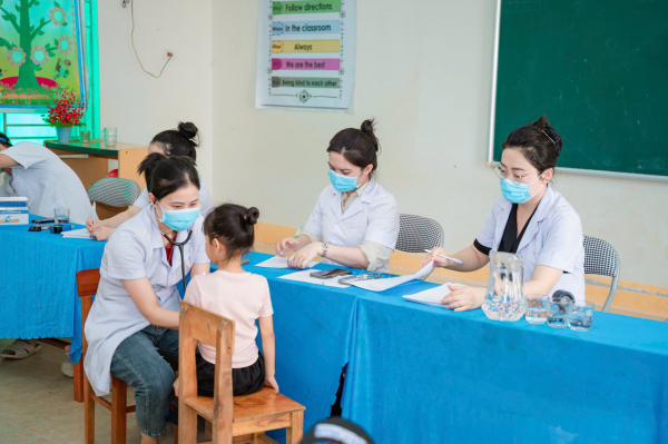 Khám sức khỏe và trao quà cho học sinh nghèo Vĩnh Tường -0