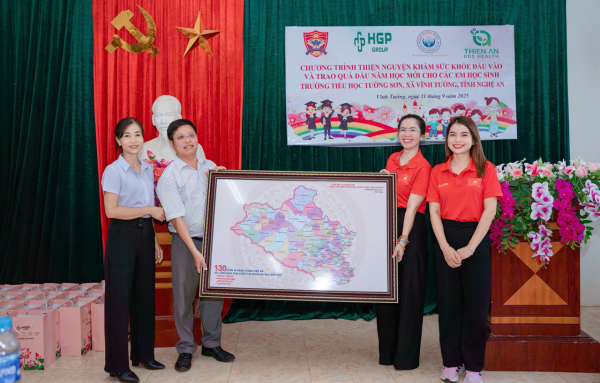 Khám sức khỏe và trao quà cho học sinh nghèo Vĩnh Tường -0