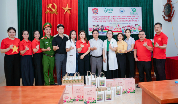Khám sức khỏe và trao quà cho học sinh nghèo Vĩnh Tường -2