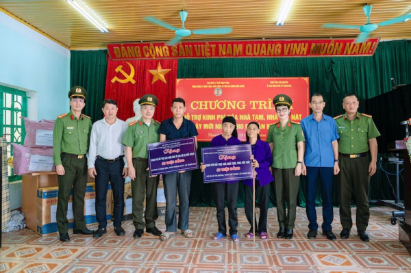 Trao tặng kinh phí hỗ xoá nhà dột nát và xây nhà mới cho các hộ dân -0