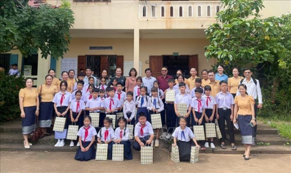 Nơi ươm mầm tình yêu tiếng Việt tại Lào -0