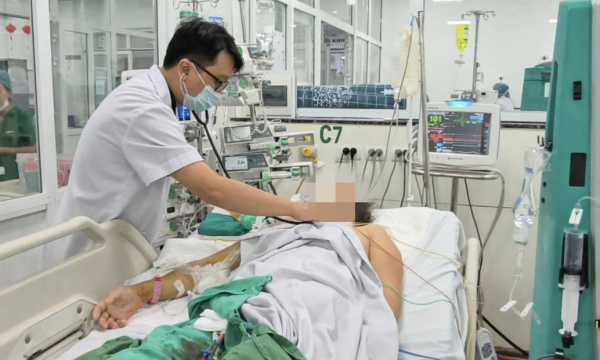 Sốt xuất huyết truyền dịch tại nhà, chàng trai trẻ nguy kịch -0
