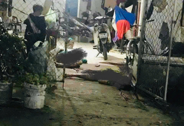 Hai vợ chồng tử vong bất thường trước cửa nhà trọ, hiện trường nhiều vết máu -0