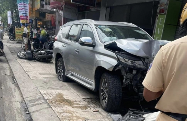 Xe chở tiền ngân hàng gây tai nạn liên hoàn, 3 người nhập viện -0