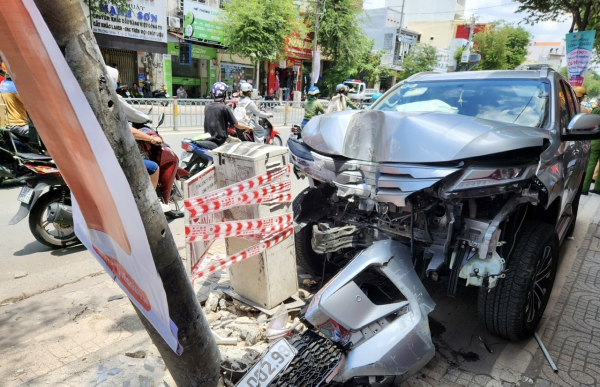 Xe chở tiền ngân hàng gây tai nạn liên hoàn, 3 người nhập viện -0