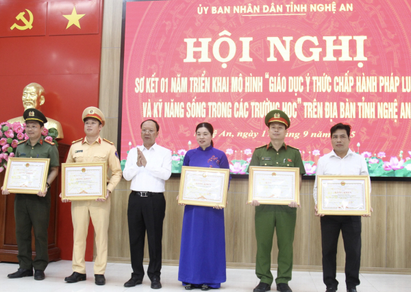 Sơ kết 1 năm triển khai mô hình “Giáo dục ý thức chấp hành pháp luật và kỹ năng sống trong các trường học” -0