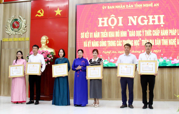 Sơ kết 1 năm triển khai mô hình “Giáo dục ý thức chấp hành pháp luật và kỹ năng sống trong các trường học” -0