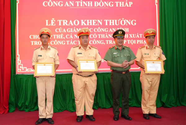 5. thiếu tướng lâm phước nguyên, giám đốc công an tỉnh trao giấy khen tặng các tập thể, cá nhân. ảnh trọng tín.jpeg -0