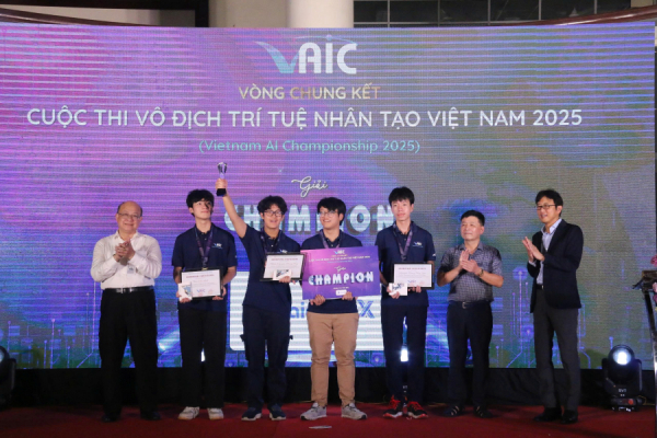 Trường THPT chuyên Hà Nội-Amsterdam giành giải đặc biệt cuộc thi 