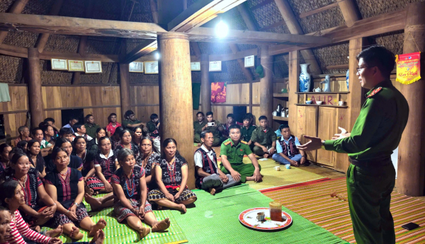 Công an xã biên giới băng rừng vượt suối đến với người dân sống biệt lập giữa rừng -0