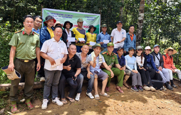 Công an xã biên giới băng rừng vượt suối đến với người dân sống biệt lập giữa rừng -0
