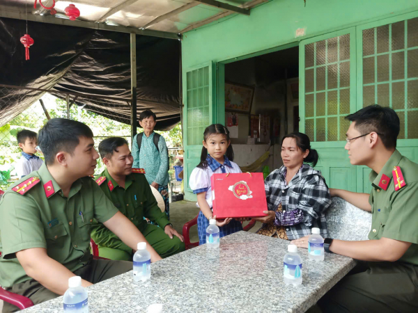 “Con nuôi Công an xã” –  Vòng tay giữa đời thường -0