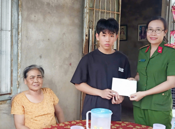 “Con nuôi Công an xã” –  Vòng tay giữa đời thường -1