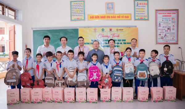 Hoàng Gia Phát Group tặng quà cho họ sinh nghèo và ủng hộ trùng tu, tôn tạo Chùa Lối -0
