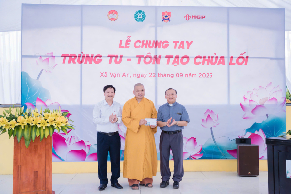 Hoàng Gia Phát Group tặng quà cho họ sinh nghèo và ủng hộ trùng tu, tôn tạo Chùa Lối -2