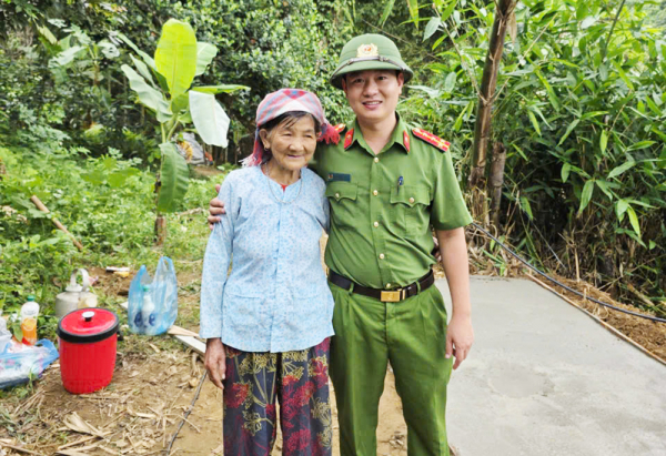 Công an chung tay làm đường bê tông cho hộ dân có hoàn cảnh khó khăn. -0