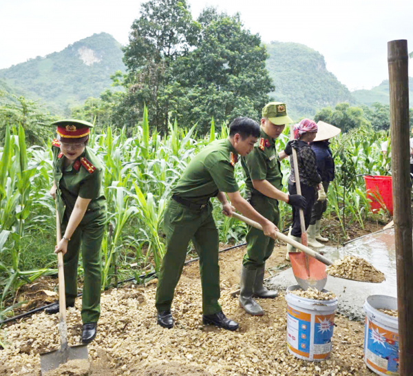 Công an chung tay làm đường bê tông cho hộ dân có hoàn cảnh khó khăn. -1