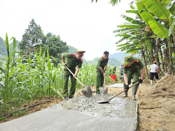 Công an chung tay làm đường bê tông cho hộ dân có hoàn cảnh khó khăn. -2