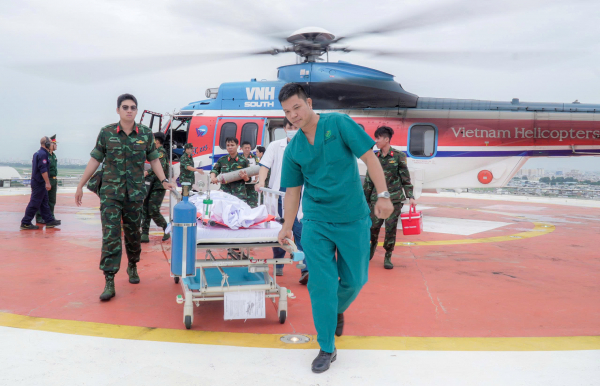 Vượt bão xuyên đêm đưa bệnh nhân bị chấn thương nặng từ Trường Sa về đất liền điều trị -3