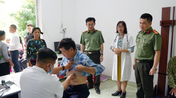 Trao nhà, khám bệnh, cấp phát thuốc và an sinh xã hội tại Cao Bằng -0