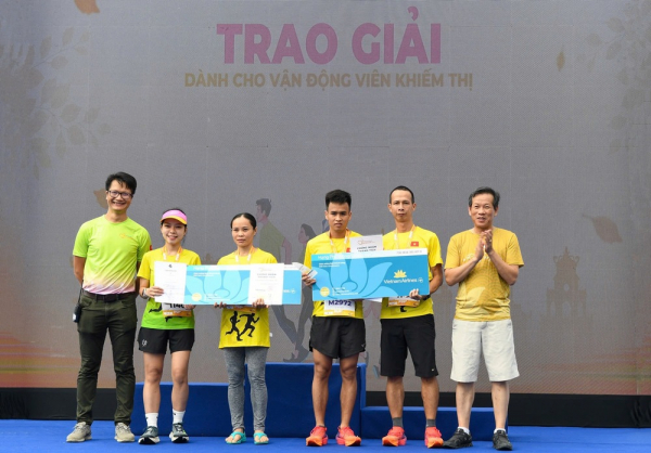Hơn 330 vận động viên khiếm thính tham gia giải chạy “Run For Love 2025” -0