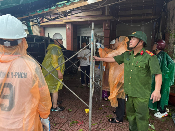 Công an Nghệ An khẩn trương khắc phục hậu quả bão số 10 -0