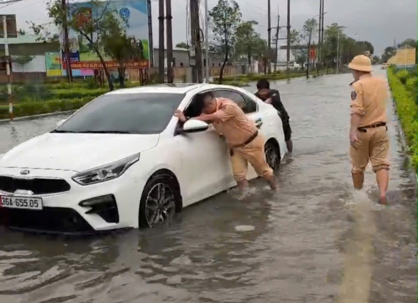 Cảnh sát giao thông Thanh Hoá đảm bảo “thông đường” sau bão số 10 -0