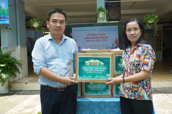 Trao tặng 50.000 bộ sách giáo khoa tại TP Hồ Chí Minh -0